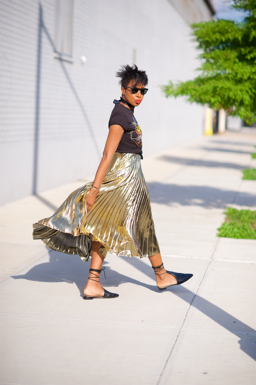 How to style 2024 gold pleated skirt