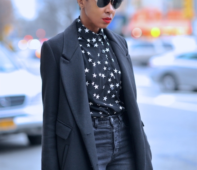 karen blanchard the fashion blogger wearing a short pixie hair cut and ray ban aviator sunglasses