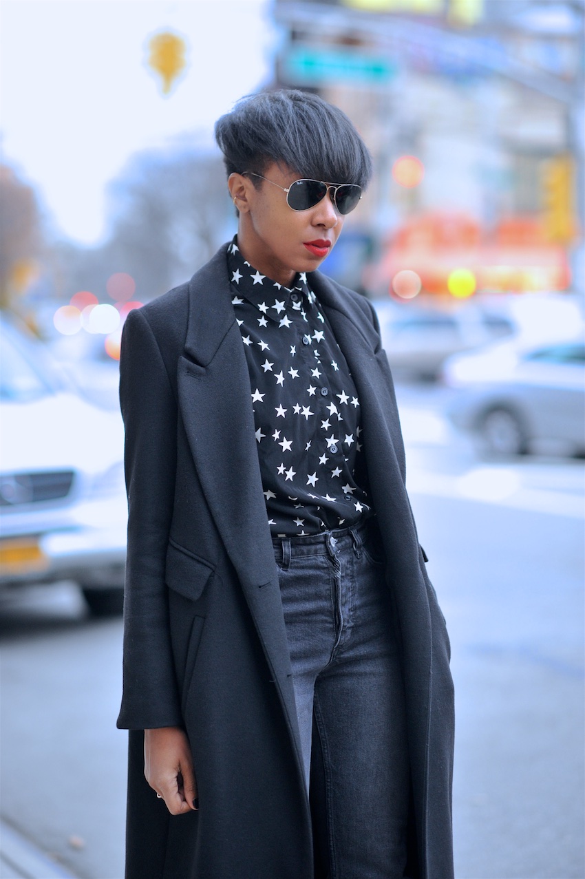 karen blanchard the fashion blogger wearing a short pixie hair cut and ray ban aviator sunglasses