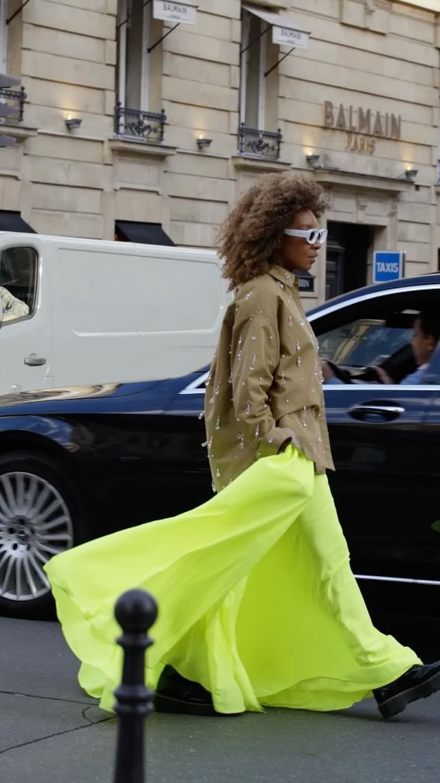 Green maxi shop skirt street style